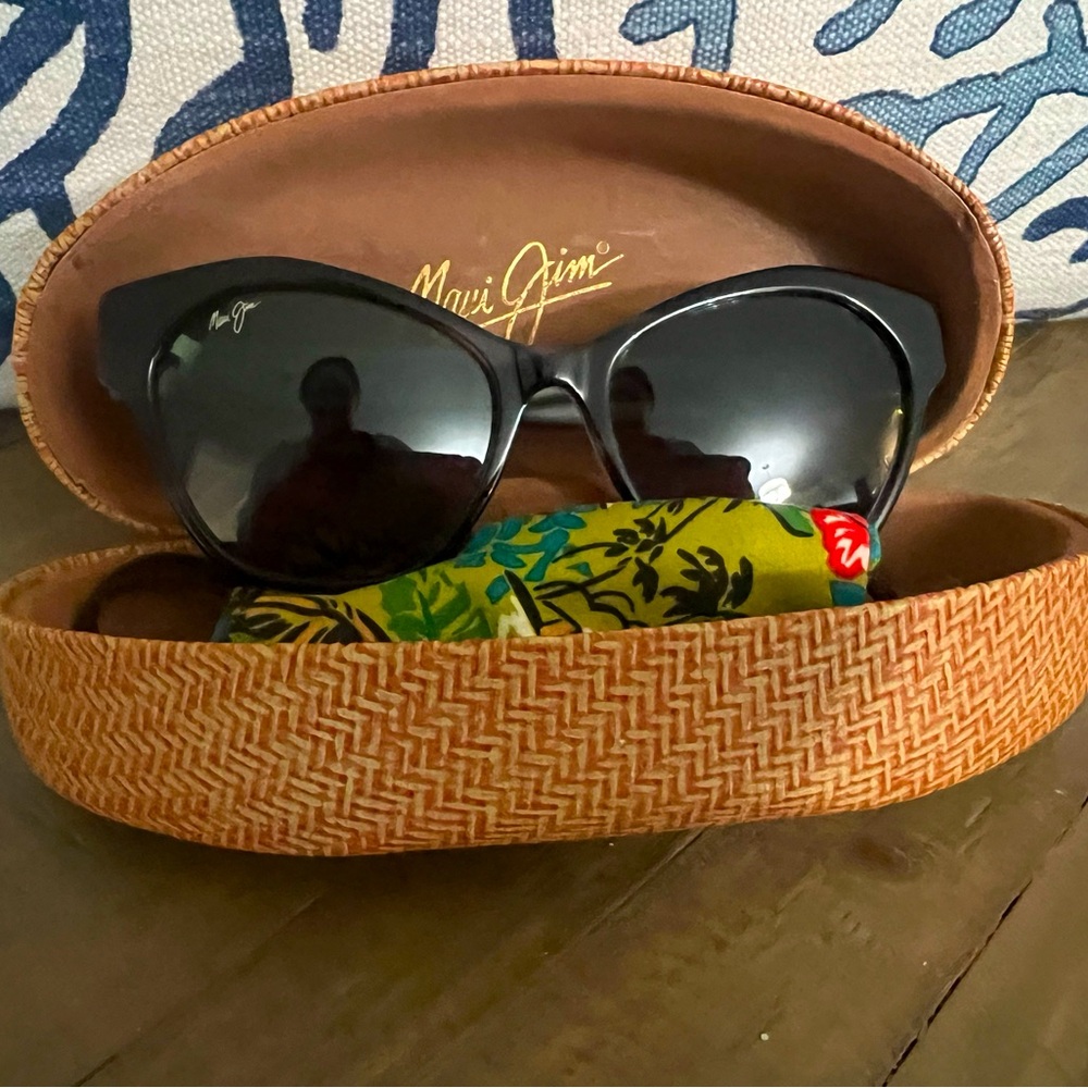 Maui Jim Kila Sunglasses - black cat eye new condition